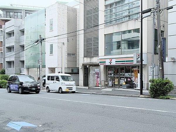 セブンイレブン神宮外苑西店 160m