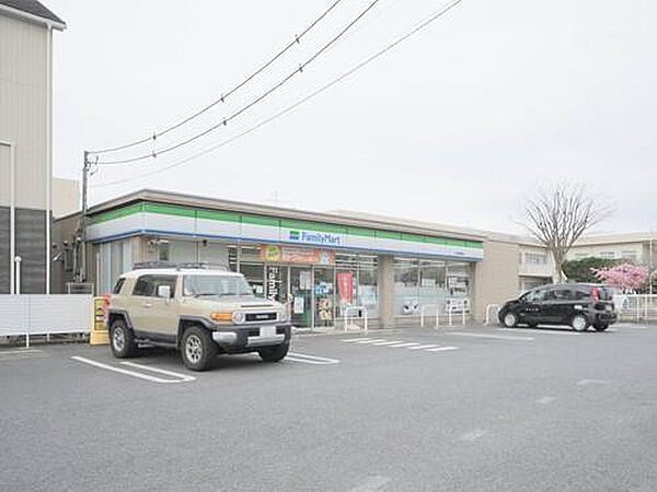 ファミリーマート大和西鶴間店 620m