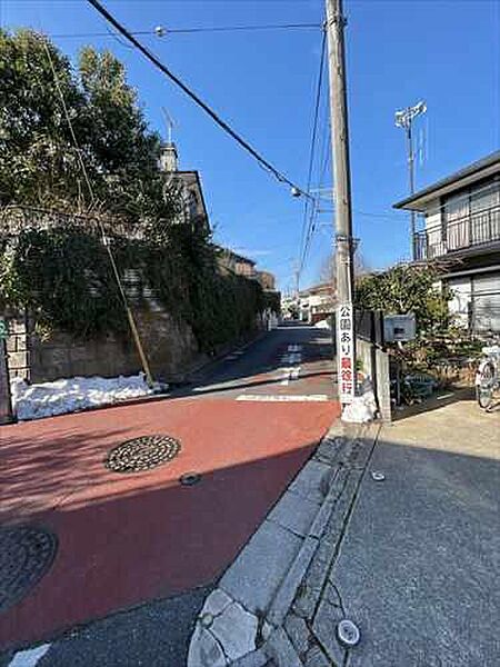 北東側前面道路（2024年2月撮影）