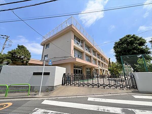 練馬区立南が丘小学校 560m