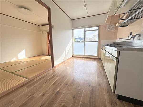 ダイニングキッチンと南東側和室