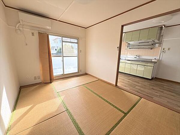 南東側和室とダイニングキッチン