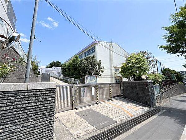 横浜市立藤が丘小学校まで790m