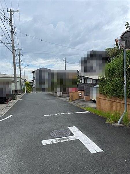 南西側前面道路（2025年8月撮影）