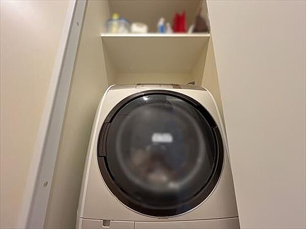 扉付き洗濯機置き場