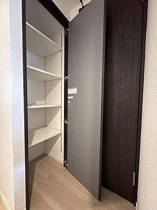 玄関前　収納