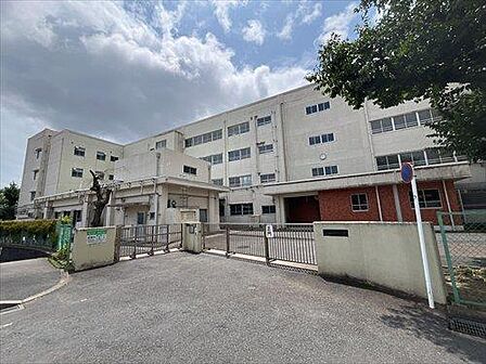 横浜市立中丸小学校まで徒歩4分