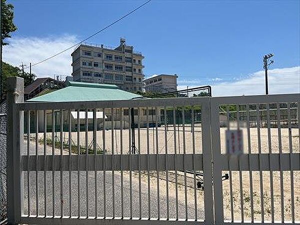 広島市立戸坂中学校まで徒歩17分