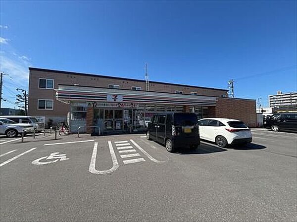 セブンイレブン札幌新川2条店約580m
