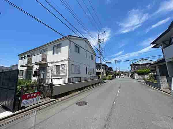 車通りの少ない広々7.9m公道に面しております。