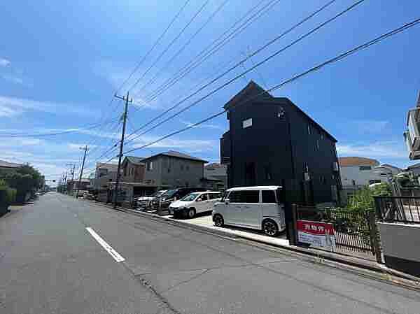 道路が広く車庫入れも楽々です。