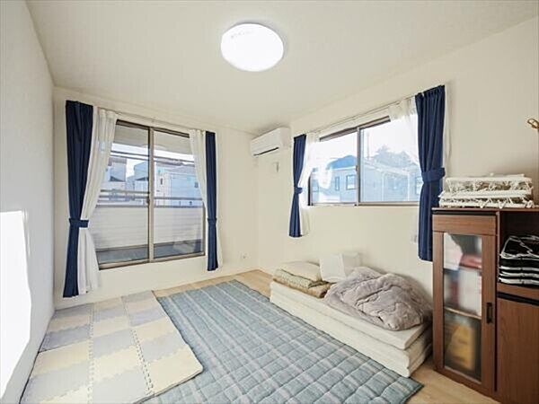 2階洋室6畳　　家具・調度品は価格に含まれません。