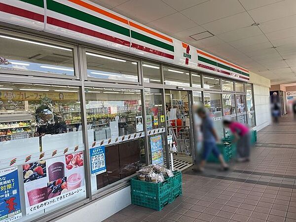 セブンイレブンユーカリが丘駅前店（徒歩7分） 500m