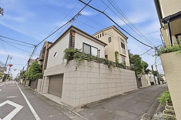 開放感ある南西角地の邸宅