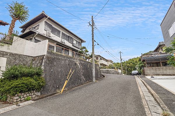 前面道路（南東）