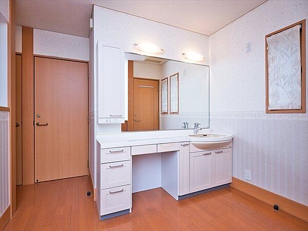 2階洗面※家具・調度品は価格に含まれません。