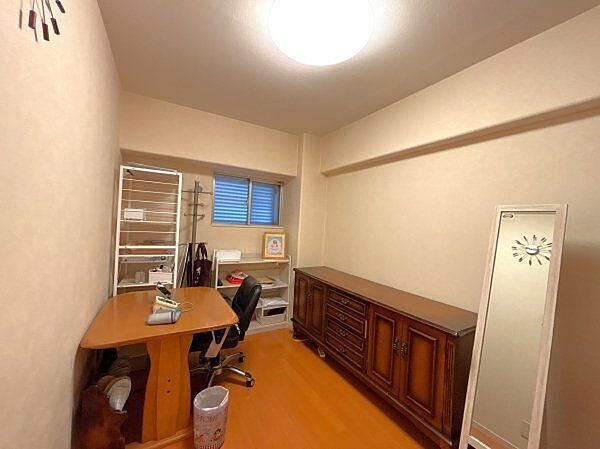 5畳の寝室※家具・調度品は価格に含まれません。
