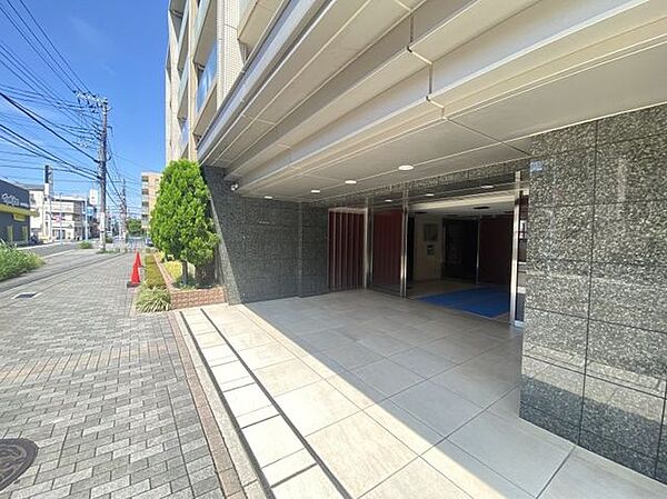 マンション前の歩道もゆったり
