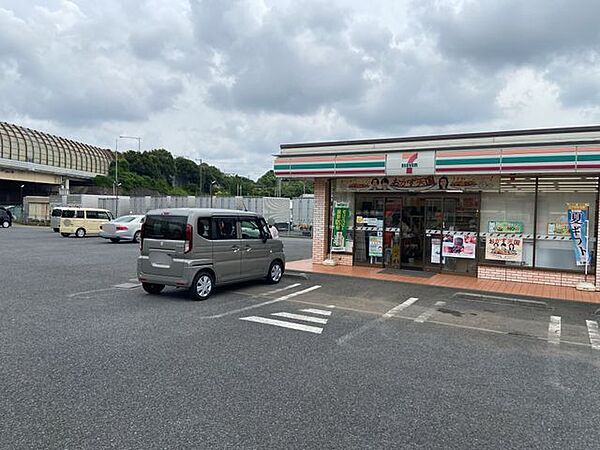 セブンイレブン伊勢原高森店 770m