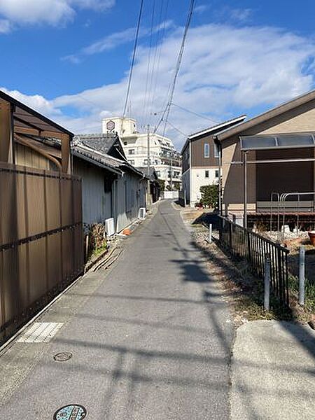西側前面道路