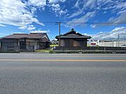 前面道路および外観