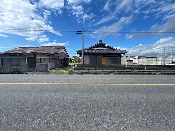 前面道路および外観