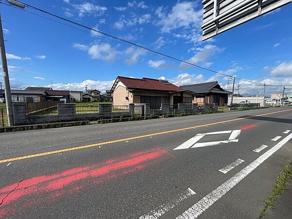 前面道路および外観