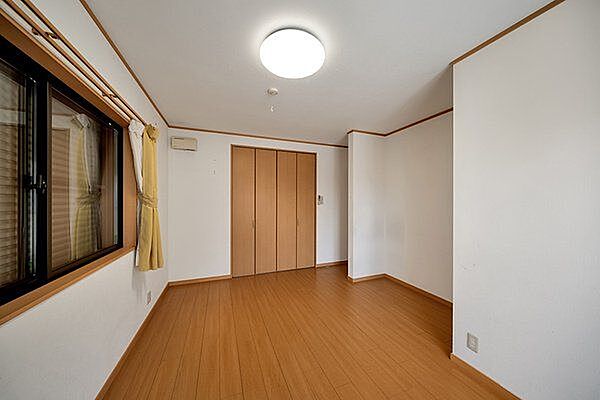2階洋室約8畳