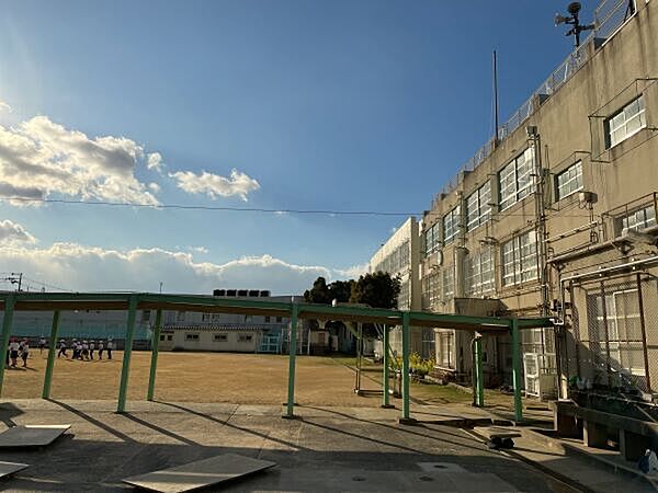 市立小阪小学校 140m