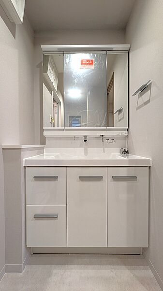 三面鏡、鏡曇り止め機能付き、収納もあり！