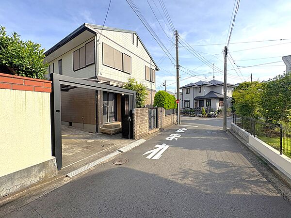 　北西側前面道路