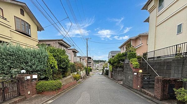 前面道路から東側を見た景色です。