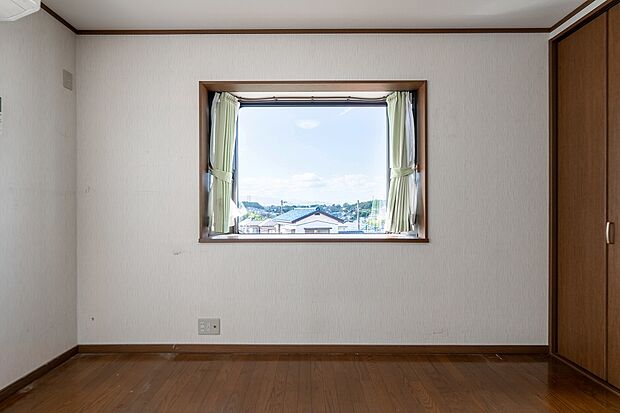 南西側の居室です。出窓から富士山が望めます。（天候による）