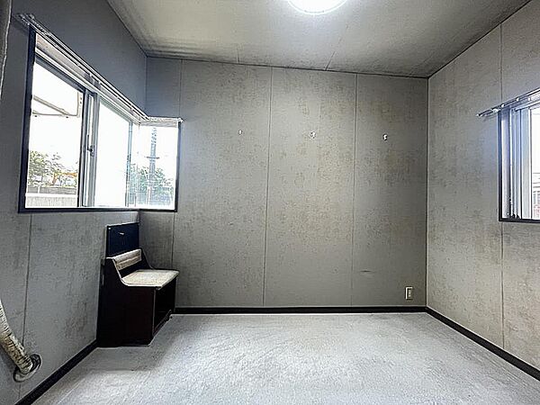 ＜洋室約4.4帖＞北・南に開口部がある明るいお部屋です。書斎としてもご利用いただけます。