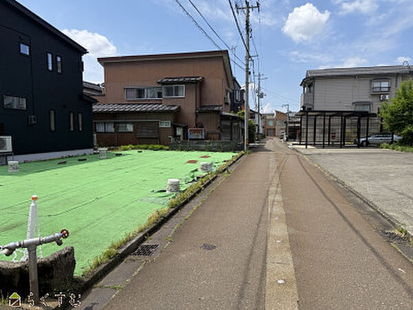 北西側前面道路