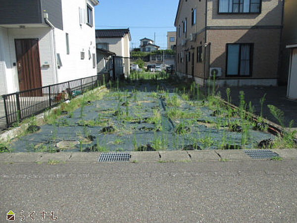 北西側から見た外観