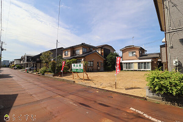 前面道路含む外観