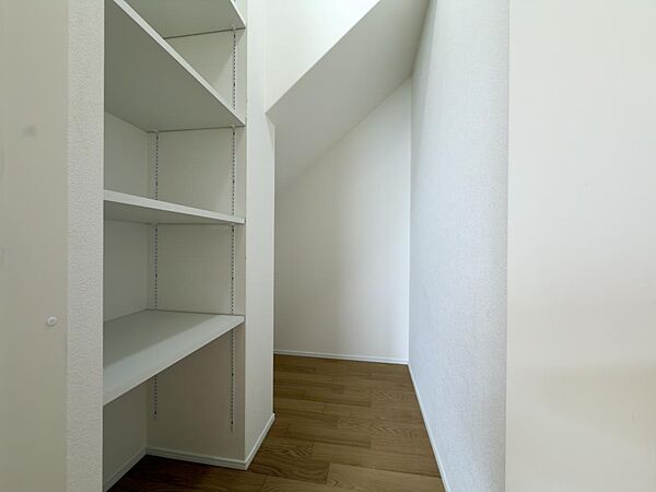1階の収納は奥行きもあり、とっても収納力があります