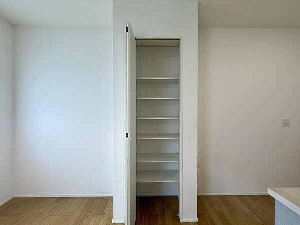 キッチン横には買い置きに便利なパントリーは、空間を邪魔しない