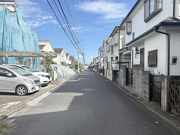 前面道路（北東側）行き止まり道路の為、車の往来が少ないです