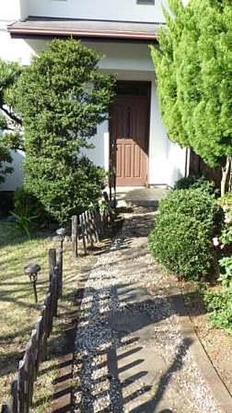 門扉から玄関に向かうポーチ