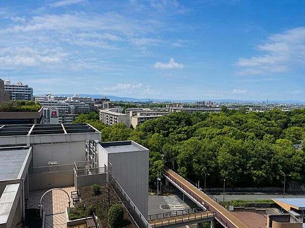 共用廊下からの風景。晴れていれば六甲山を望む眺望あり。