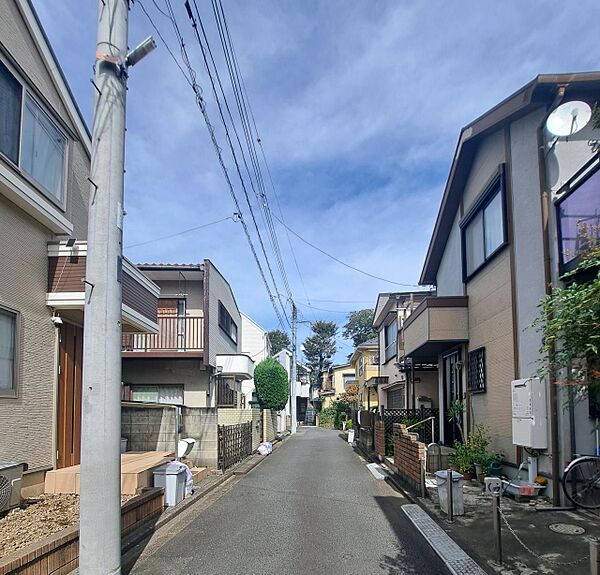 明るく開放的な街並みです。前面道路は通抜け可能な道路です。