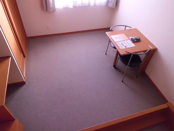 画像19:居室はグレーのカーペット張です。