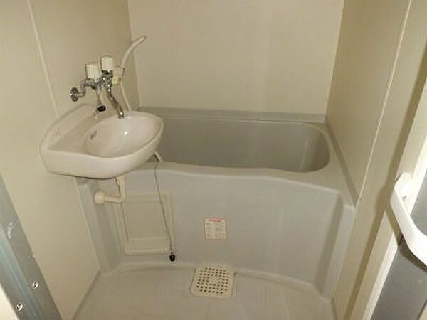 画像15:洗面台付のバスルーム
