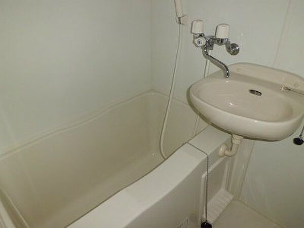 画像6:洗面ボウル付きバスルーム。