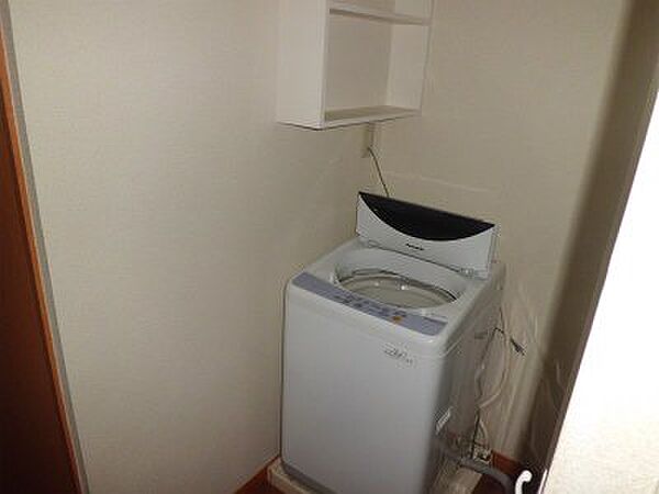画像15:洗濯機。横には洗剤等を置ける棚付き。