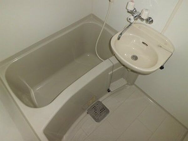 画像8:洗面台付のバスルーム。