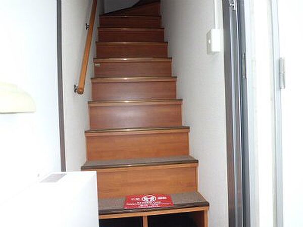 画像10:玄関ドアを開けると目に飛び込む階段。居室は2階です。