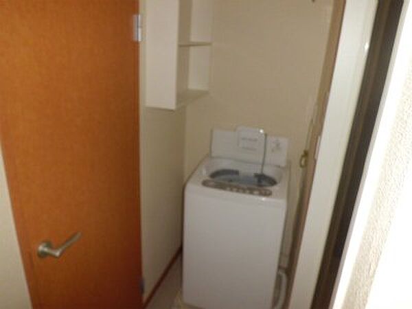 画像7:洗濯機。洗剤を置くのに適した棚が横にあります。